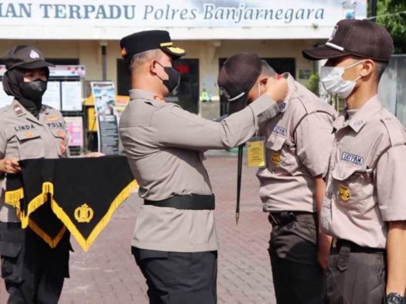 Kapolres-Banjarnegara-AKBP-Hendri-Yulianto-memasangkan-tanda-peserta-diklat-satpam.-Foto-Humas-Polda-Jateng